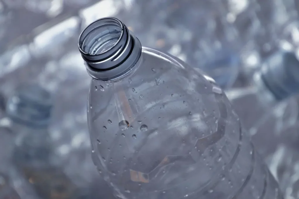 Aus Thermoplasten hergestellte PET-Flasche