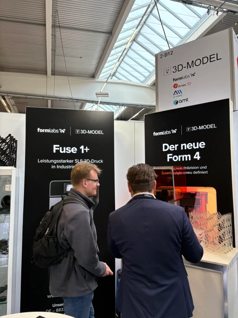 Christian Mayer von 3D-MODEL spricht mit Besuchern am 3D-MODEL Messestand