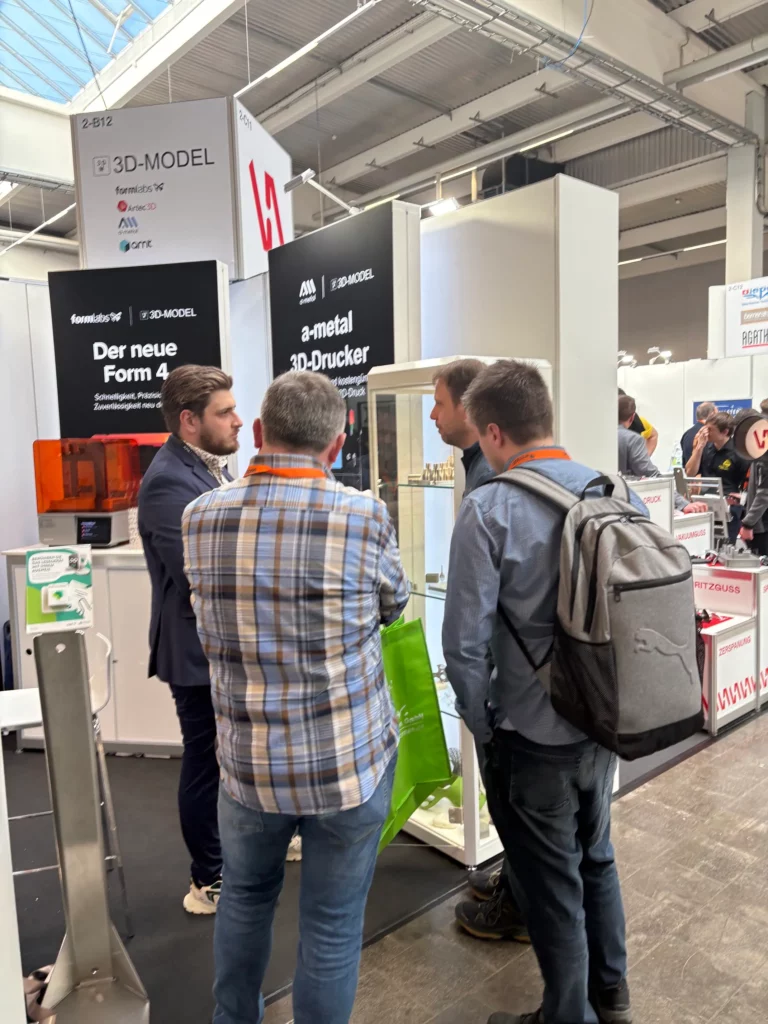 Christian Mayer von 3D-MODEL spricht mit Besuchern am 3D-MODEL Messestand