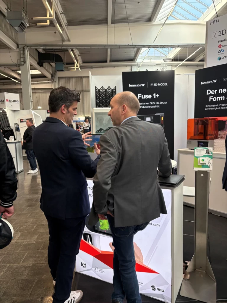 3D-MODEL CEO Philipp Binkert im Gespräch mit einem Besucher