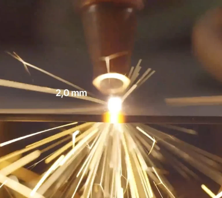 Metallbearbeitungsprozess mit Laser - Laserschweissen und CNC Cutter
