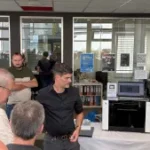 Phillip Binkert von 3D-MODEL stellt xTool Omni Printer vor bei 3D-MODEL xTool Day