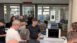 Phillip Binkert von 3D-MODEL stellt xTool Omni Printer vor bei 3D-MODEL xTool Day