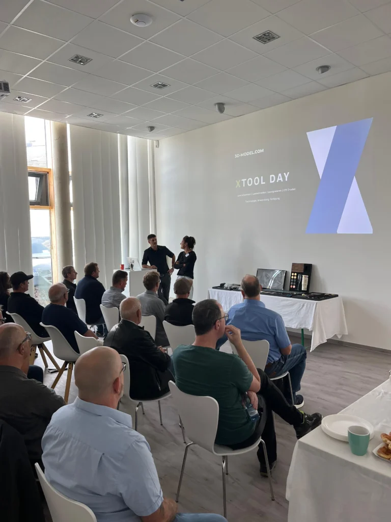 Live-Präsentation: Christiane und Phillip von 3D-MODEL zeigen Lasertechnologie in der Praxis.