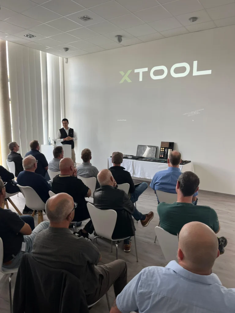 Chen Yeng von xTool vorstellt Lasertechnologie und seine Eigenschaften