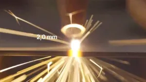 Metallbearbeitungsprozess mit Laser - Laserschweissen und CNC Cutter